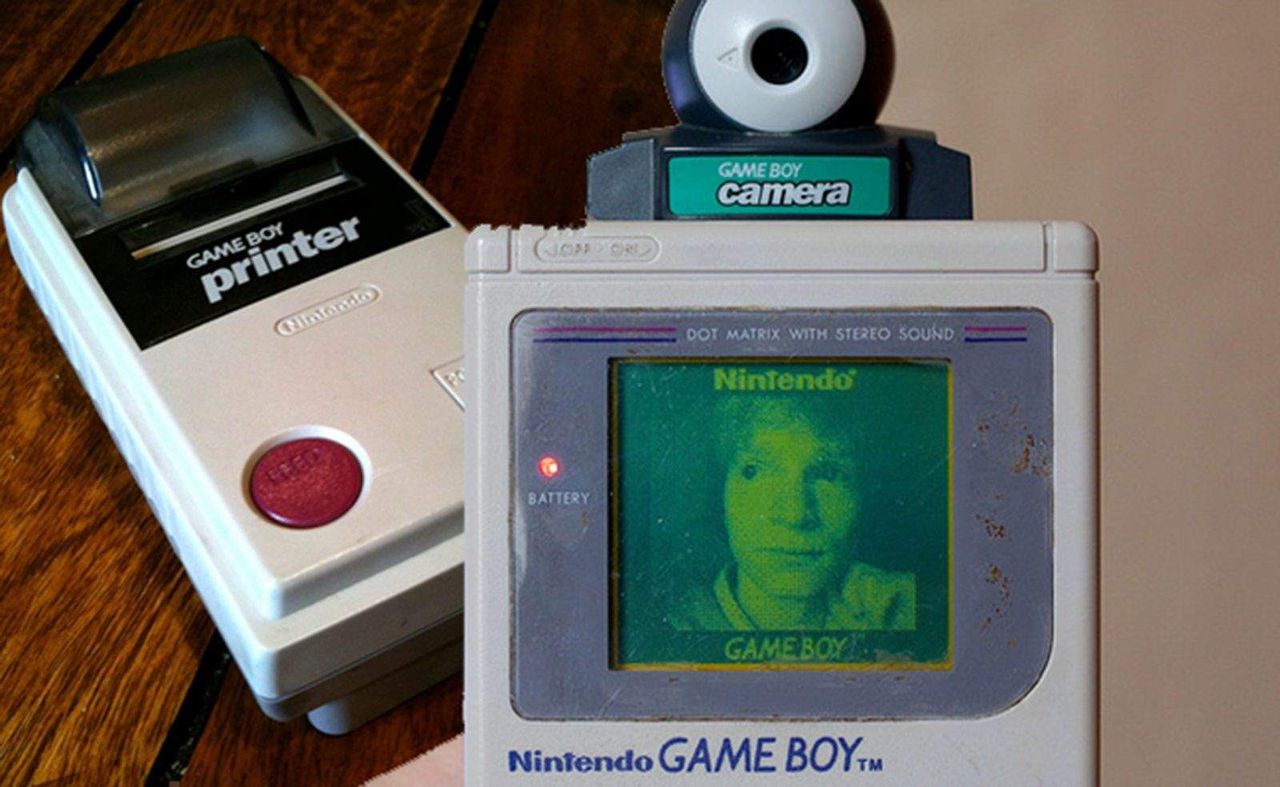 Game Boy Printer (po prawej), na którym można było drukować "zdjęcia" oraz Game Boy z dodatkiem Game Boy Camera (po lewej).