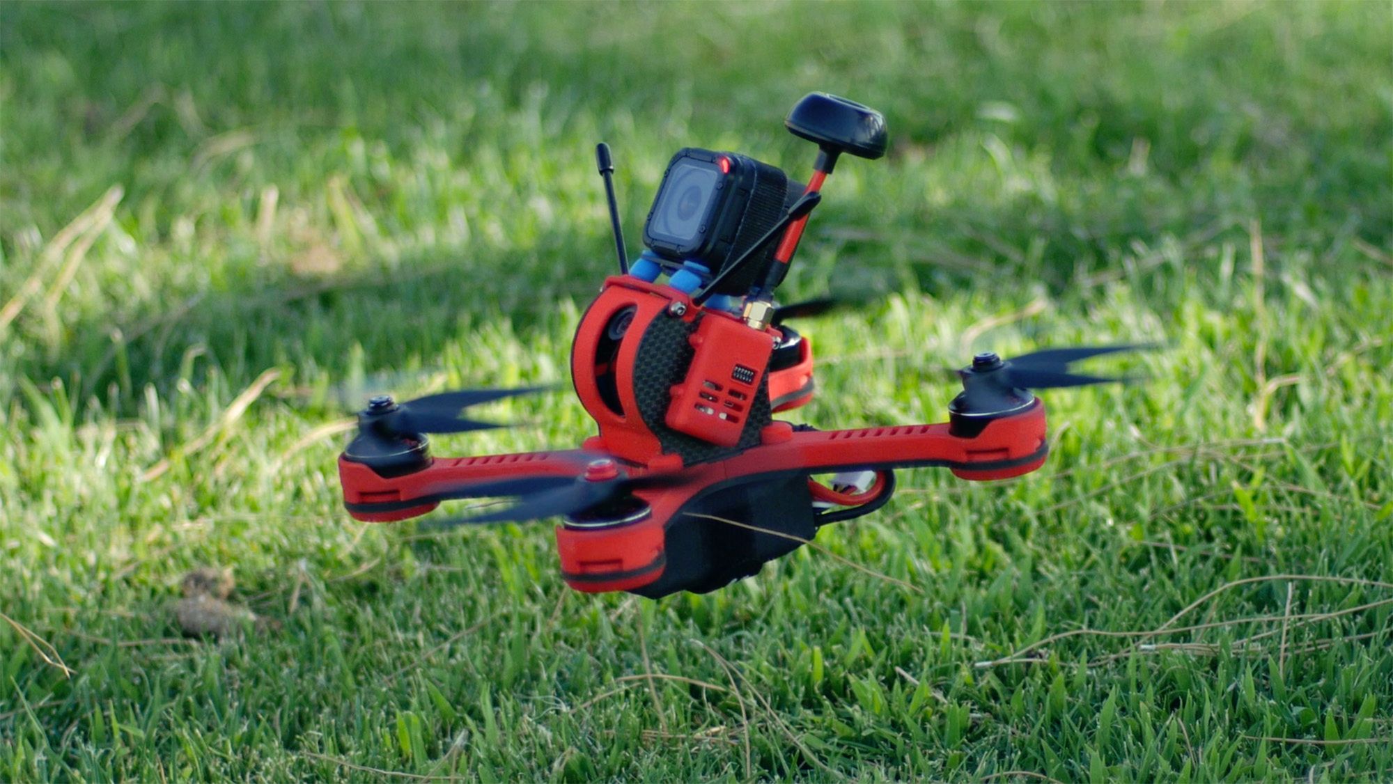 Tanky: niewielki dron FPV rozwijający prędkość 160 km/h 14