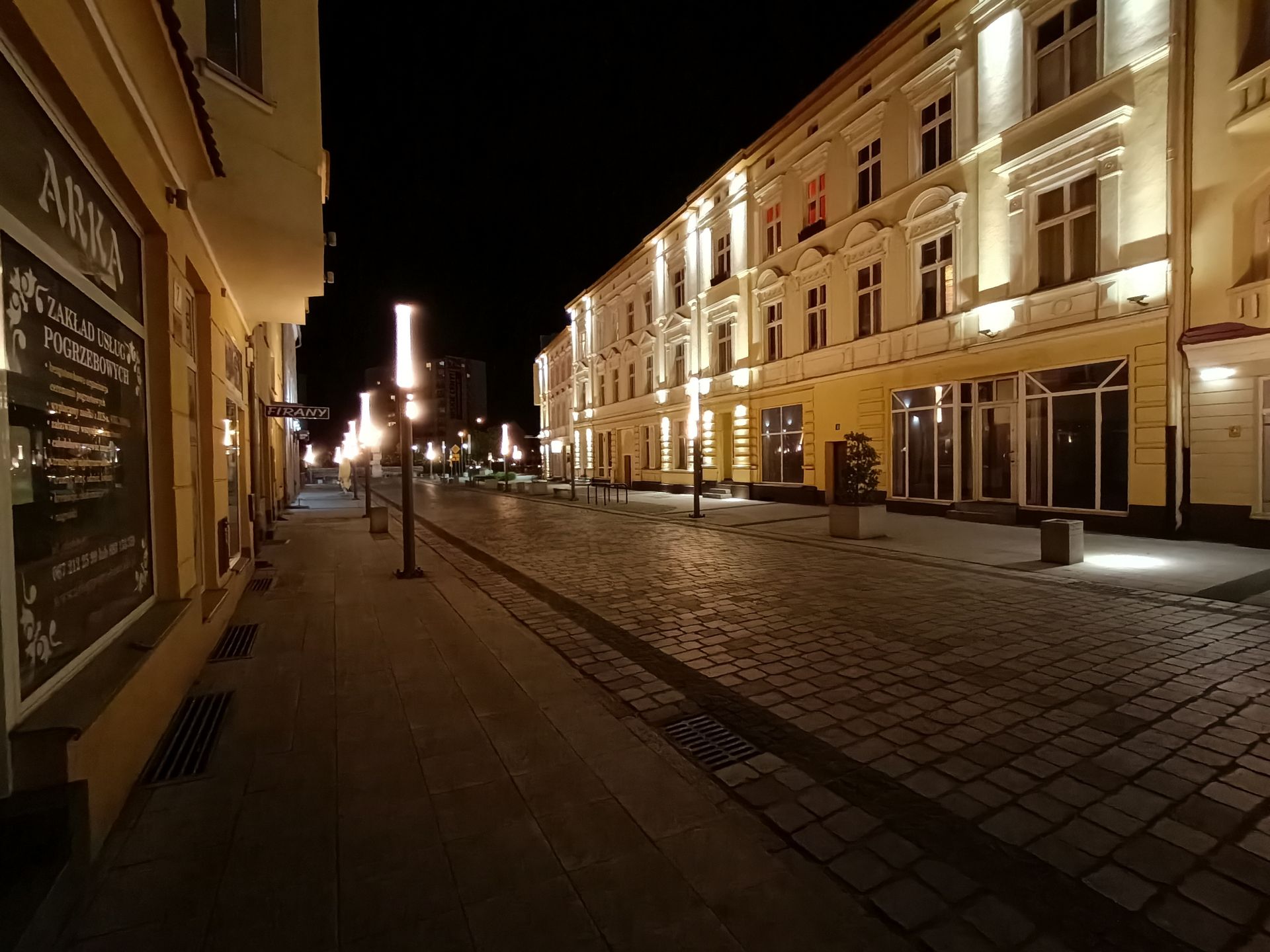 Taniej, ale i bardziej nijako. Test OPPO Reno 3 56