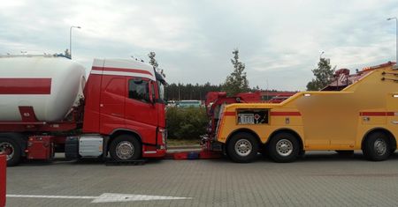 Kierowca TIR-a był tak pijany, że zasypiał podczas kontroli