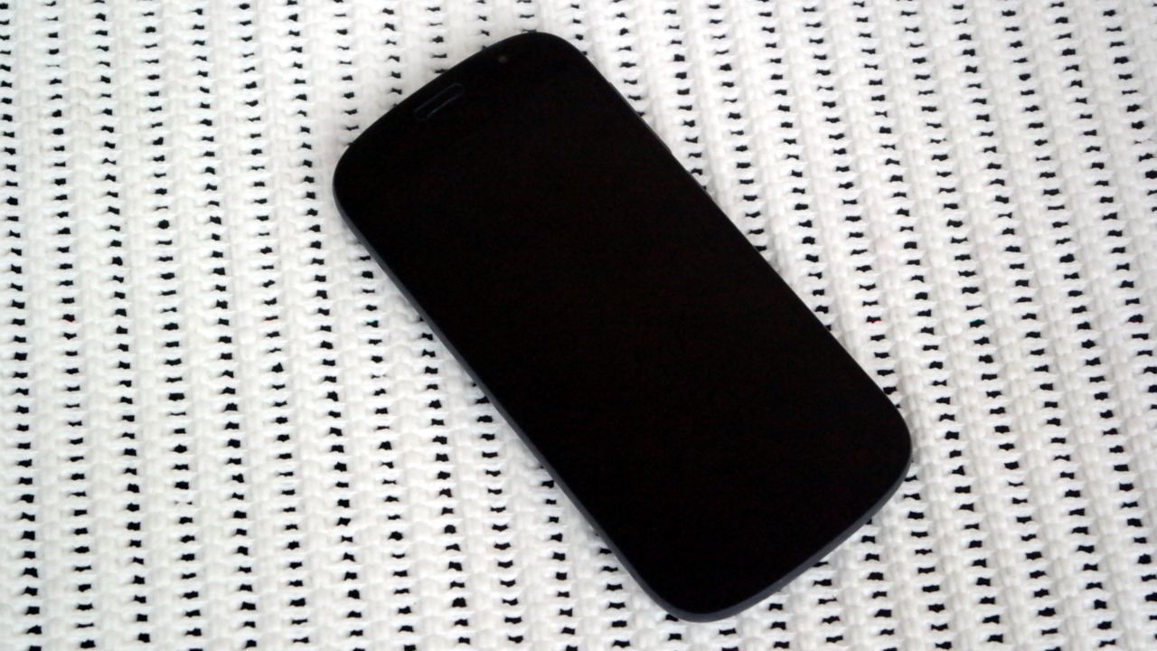 YotaPhone 2 - jak sprawuje się połączenie smartfona z czytnikiem ebooków? [pierwsze wrażenia] 2