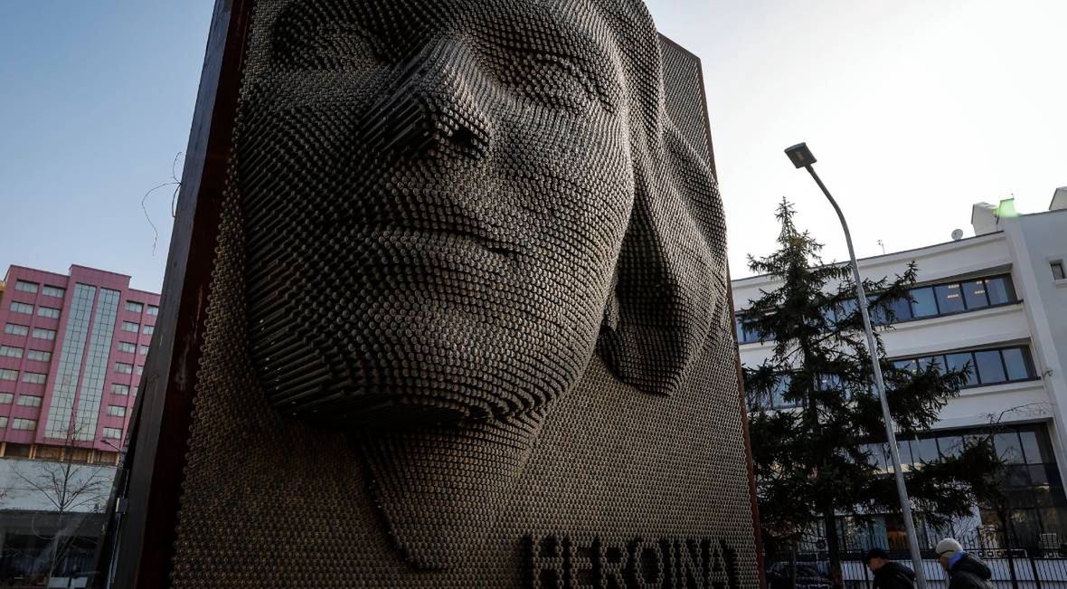 Pomnik "Heroinat" upamiętnia bohaterki zmagań militarnych w Kosowie