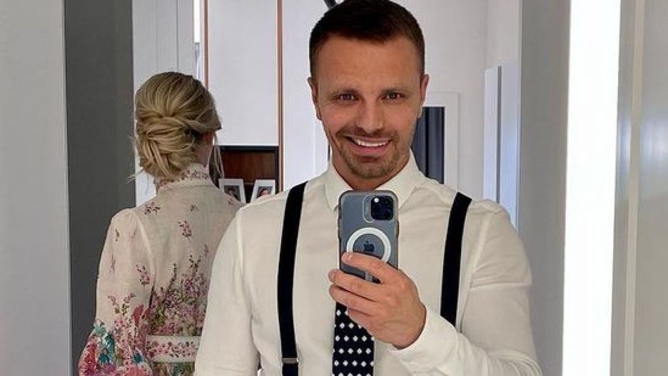 Marcin Hakiel wybrał się na plażę w marynarce