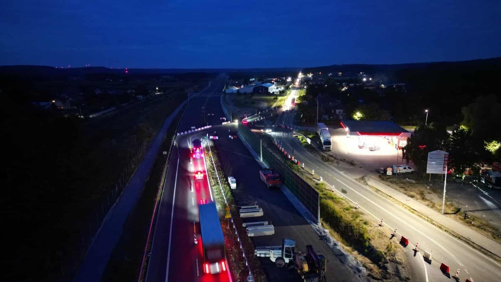 Kierowcy narzekają na brak świetlnego oznaczenia wjazdu na tymczasową drogę na budowie S-6