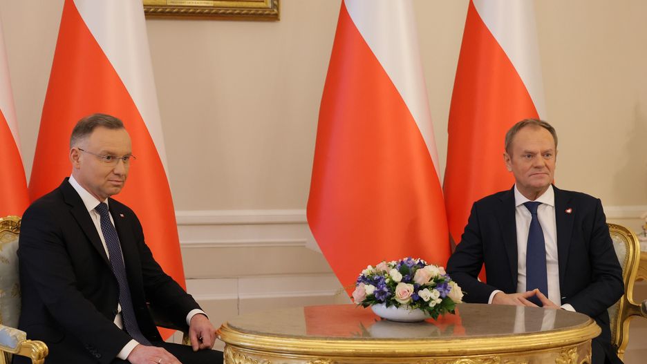 Warszawa, 15.01.2024. Prezydent RP Andrzej Duda (L) i premier Donald Tusk (P) na spotkaniu w Pałacu Prezydenckim w Warszawie, 15 bm. Spotkanie dotyczy między innymi najbliższej wizyty premiera na Ukrainę. (aldg) PAP/Paweł Supernak