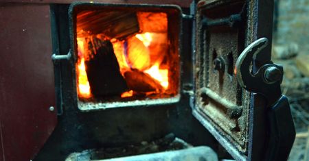 Piec na węgiel w nowym domu? Co mówią aktualne przepisy i jakie są haczyki
