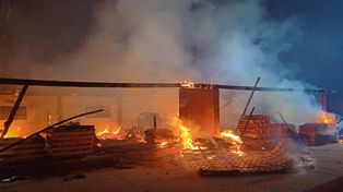 Ściechów: Strażacy gasili pożar tartaku przez całą noc