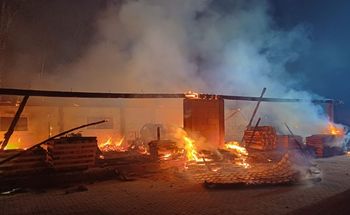 Ściechów: Strażacy gasili pożar tartaku przez całą noc