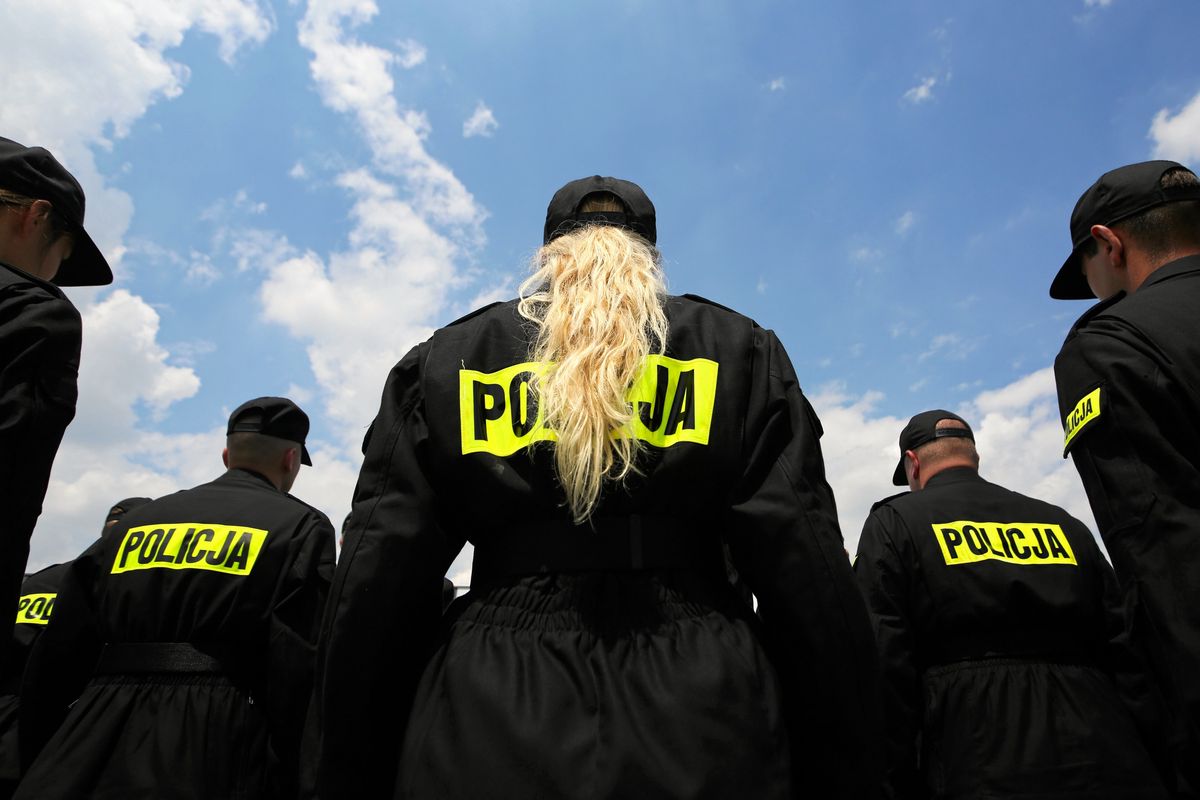 Kraków. Funkcjonariusz policji dokonała kradzieży wina i whisky w Biedronce? (zdjęcie ilustracyjne)