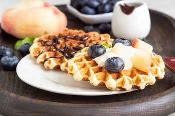 Chrupiące keto gofry bez cukru i mąki. Przepis na zdrowy deser