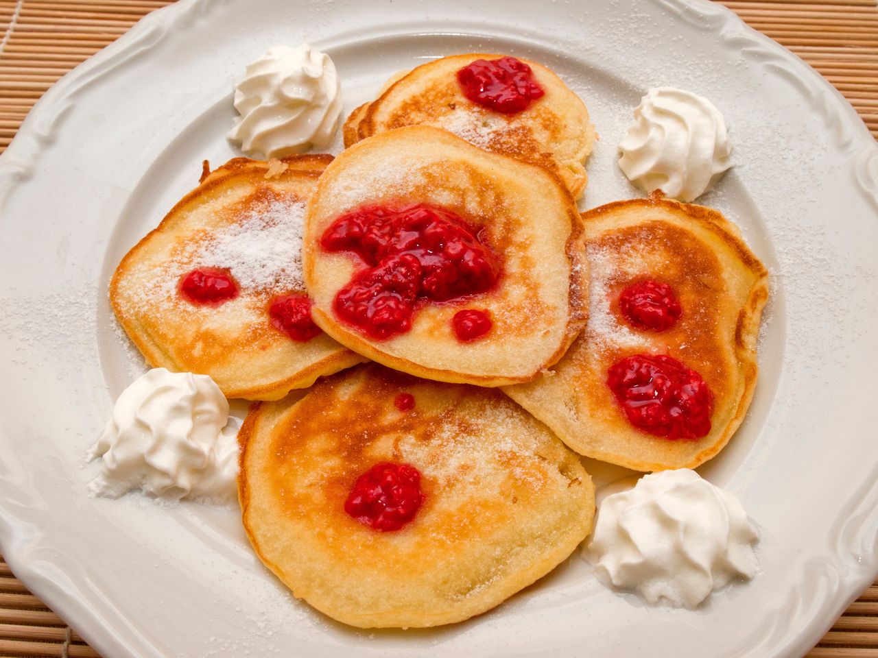 Pancakes with seasonal fruit: making breakfast café-style at home
