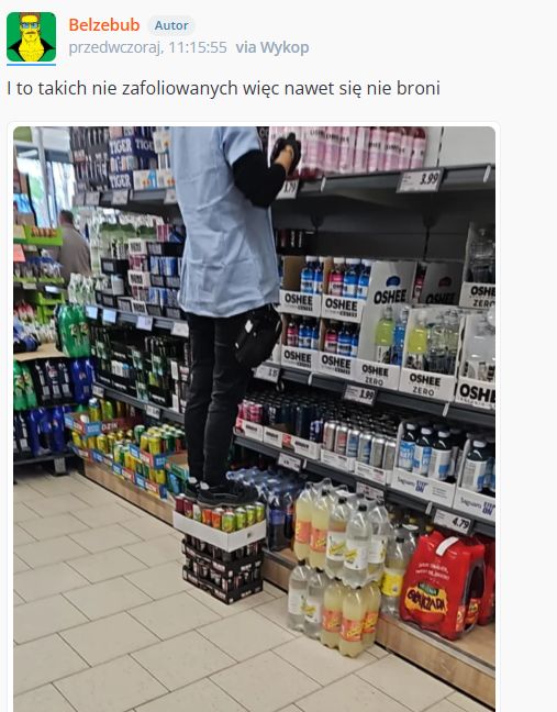 Pracownik Lidla przyłapany na wchodzeniu na puszki z napojami.