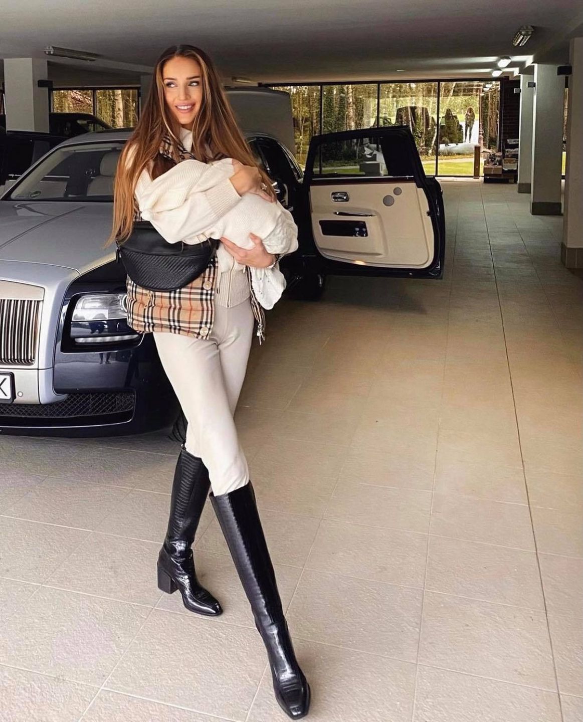Patrycja Tuchlińska pozuje z synkiem  na tle rolls royca