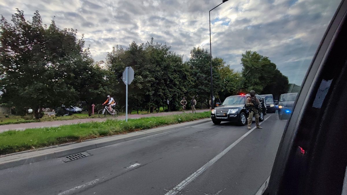 Poranne zatrzymanie przez policyjnych kontrterrorystów na al. Andersa