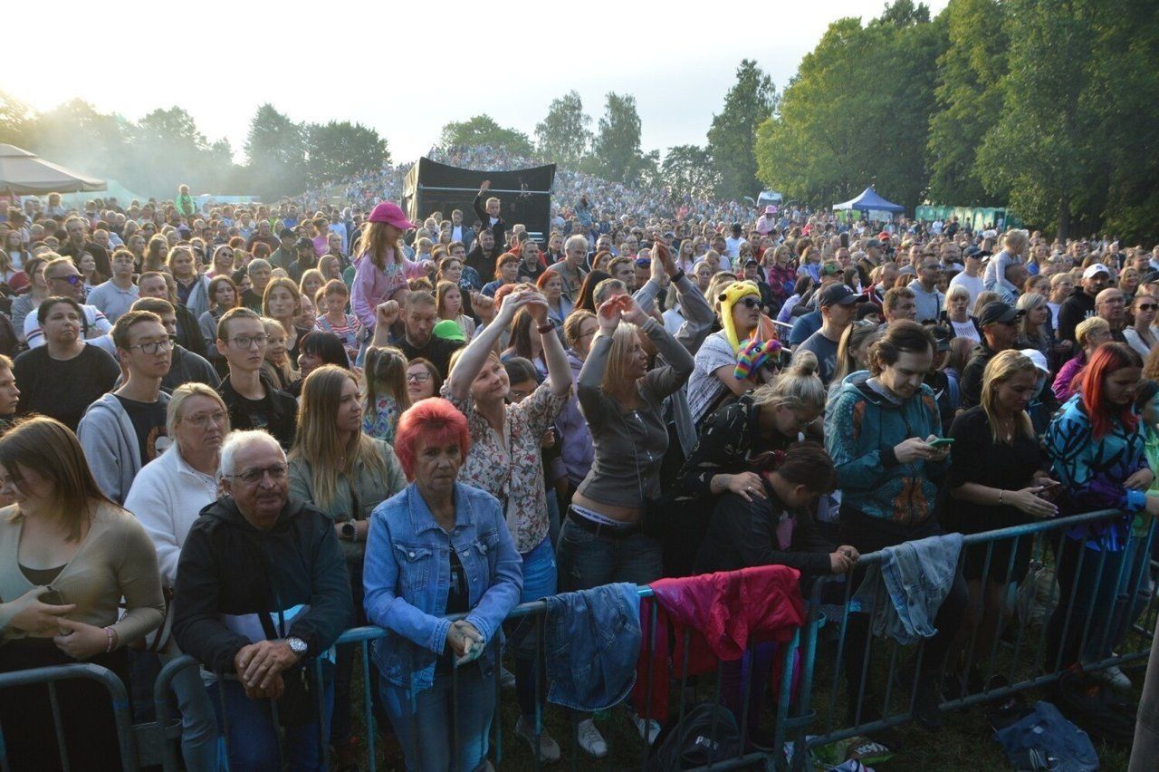 Polana z górką w Parku 1000-lecia w Chojnicach to świetne miejsce na plenerowe koncerty. Tutaj odbędzie się sobotni koncert z okazji Dni Chojnic