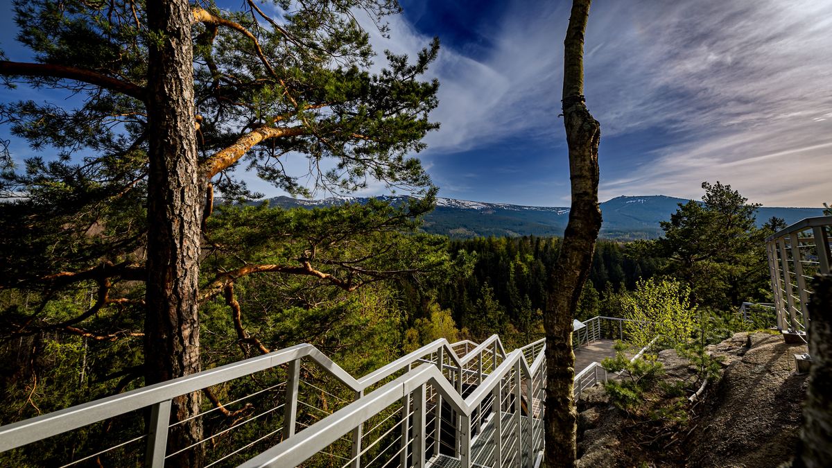 Dojście na platformę Złoty Widok ułatwiają schody i chodniki