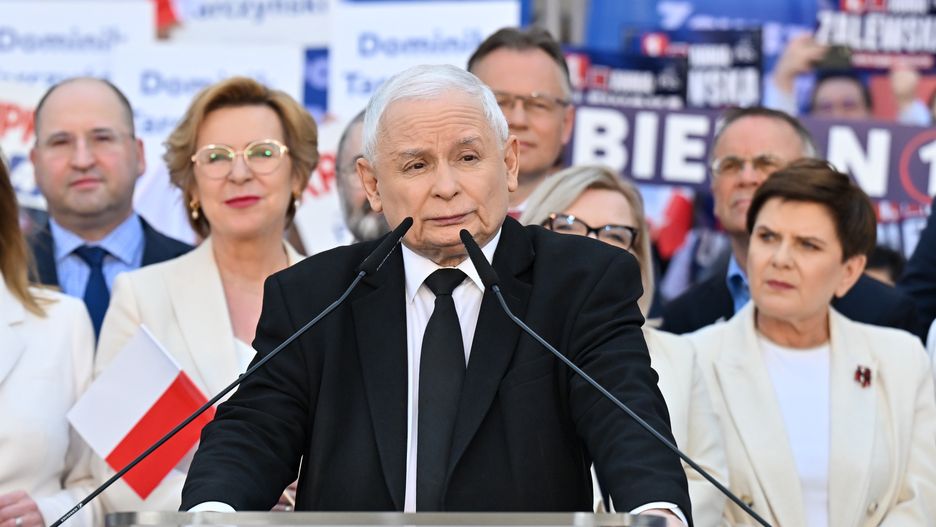 Kielce, 02.05.2024. Kampania wyborcza do Parlamentu Europejskiego. Prezes PiS Jarosław Kaczyński (C) podczas inauguracji kampanii Prawa i Sprawiedliwości w wyborach do PE, 2 bm. na Placu Literatów w Kielcach. (ad) PAP/Piotr Polak