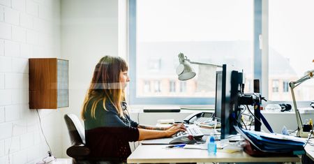 Chcesz podwyżki? Pracuj pięć dni w tygodniu w biurze