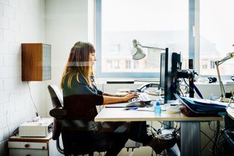 Chcesz podwyżki? Pracuj pięć dni w tygodniu w biurze