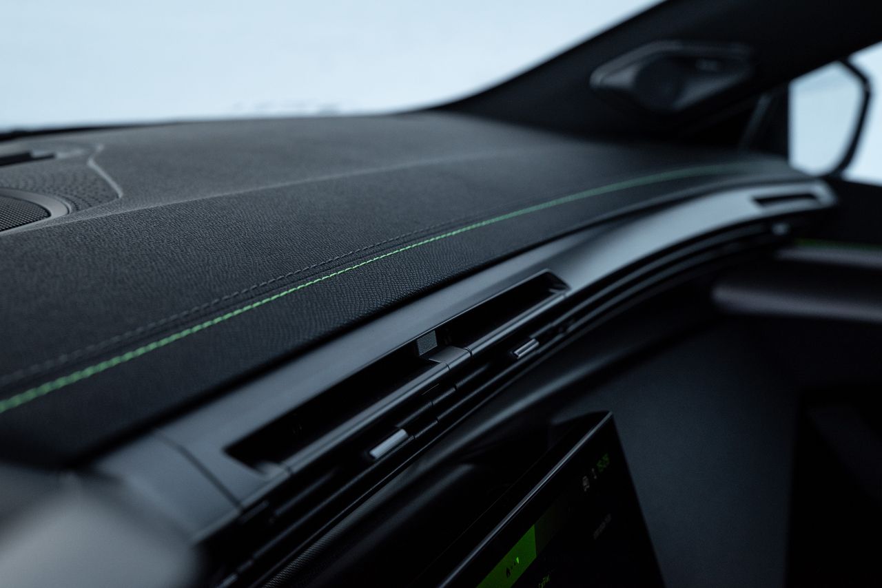 Peugeot 408 Hybrid 145