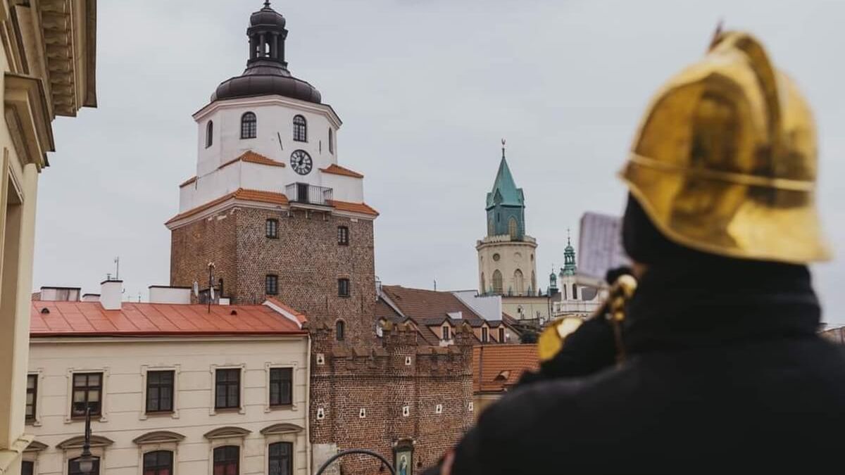 Hejnalista na balkonie lubelskiego Ratusza