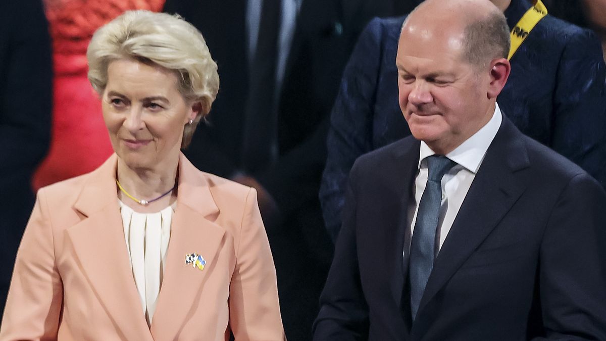 AACHEN, GERMANY - MAY 14: Ukrainian President Volodymyr Zelensky (C) signs the golden book of Aachen beside the Mayor Sibylle Keupen (L), European Commission President Ursula von der Leyen (2ndR) and German Chancellor Olaf Scholz (R) after receiving the Charlemagne Prize (Karlspreis) during the award ceremony in the town hall on May 14, 2023 in Aachen, Germany. This year's prize will be awarded to Ukraine's President Volodymyr Zelensky and the Ukrainian people. The International Charlemagne Prize of Aachen has been awarded annually since 1950 to people who have contributed to the ideals upon which Europe has been founded.  (Photo by Friedemann Vogel - Pool/Getty Images)