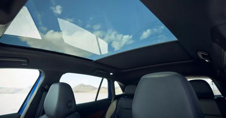 VW ID.4 wzywany do serwisu. Szklany dach może być palącym problemem