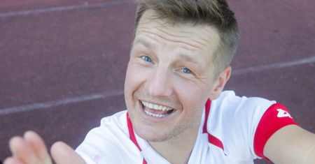 Półnagi Rafał Mroczek znalazł sposób na upały. "Trzeba sobie radzić"