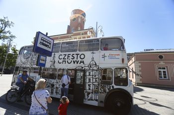 "Londyńczyk" wrócił na ulice Częstochowy. Kultowy piętrowy autobus rozpoczął letnie kursy, wożąc mieszkańców i turystów po mieście