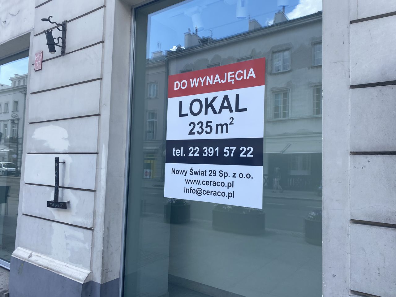 Warszawa. Opuszczone lokale w centrum czekają na nowych najemców. To znak zapaści, jaką przechodzi gastronomia