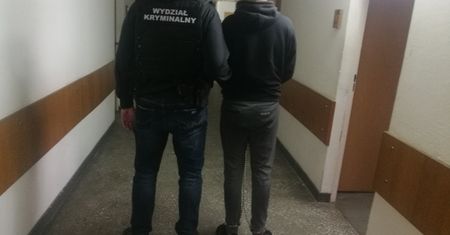 Łódzkie. Policja zatrzymała sprawców dewastacji drzwi kościoła