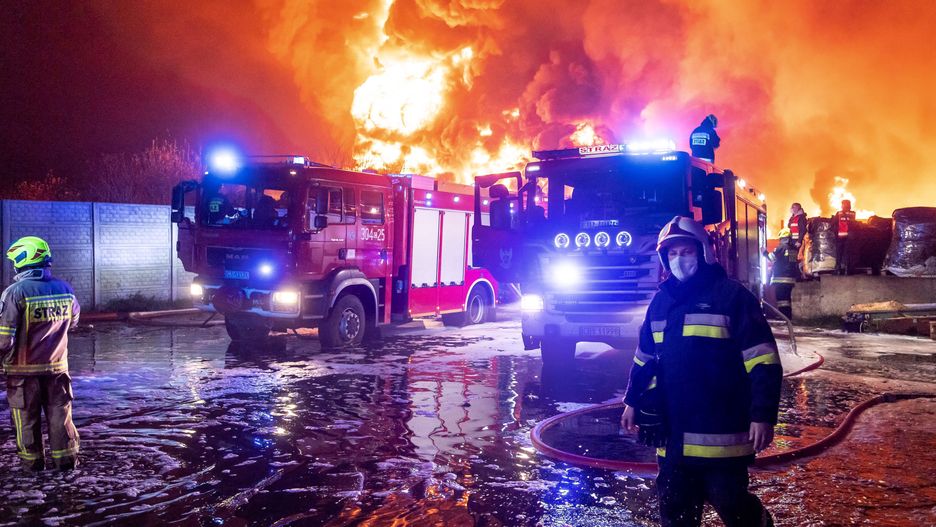 Toruń. Gigantyczny pożar składowiska opon. Gasi go ponad 45 zastępów straży 