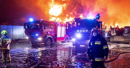 Unisław. Gigantyczny pożar składowiska opon. Gasi go kilkadziesiąt zastępów straży