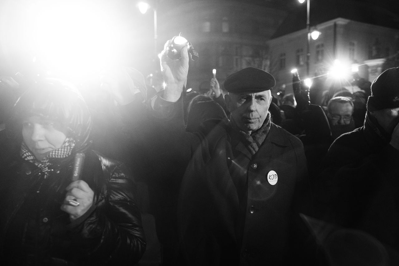 Wieczorna demonstracja, której kulminacyjnym momentem było zapalenie przyniesionych przez uczestników latarek, komórek itp. To dobry test dla autofocusu, gdy mamy kilka różnych źródeł światła, w tym i to skierowane wprost w aparat.