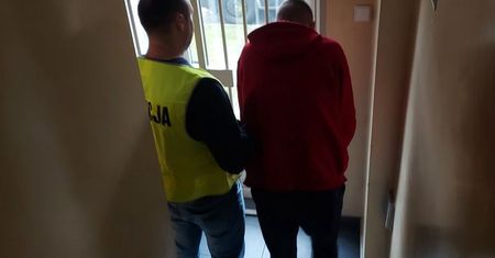 Rzucał w policjantów cukierkami. Grozi mu nawet 15 lat więzienia