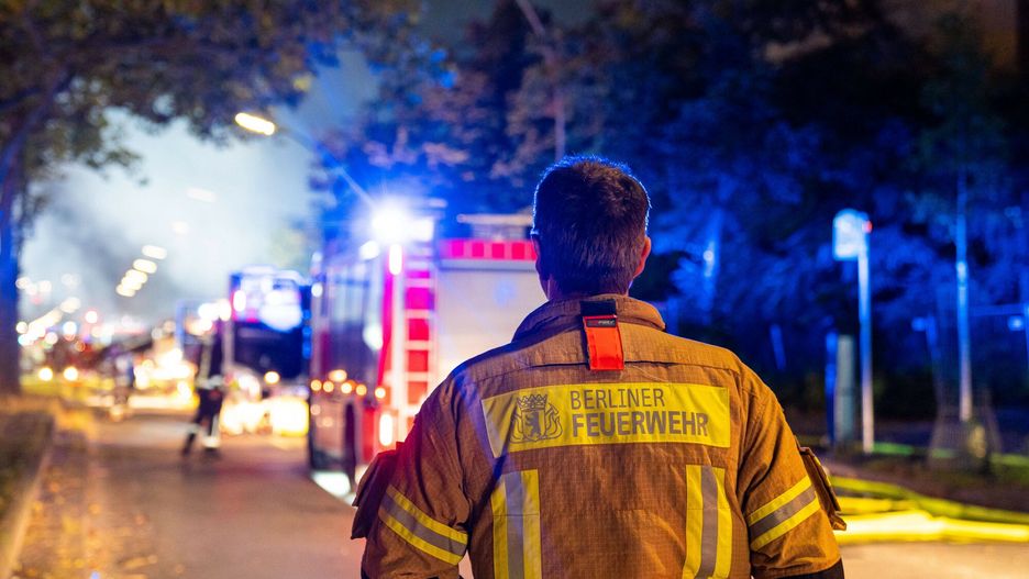 Niemiecki strażak na miejscu akcji.