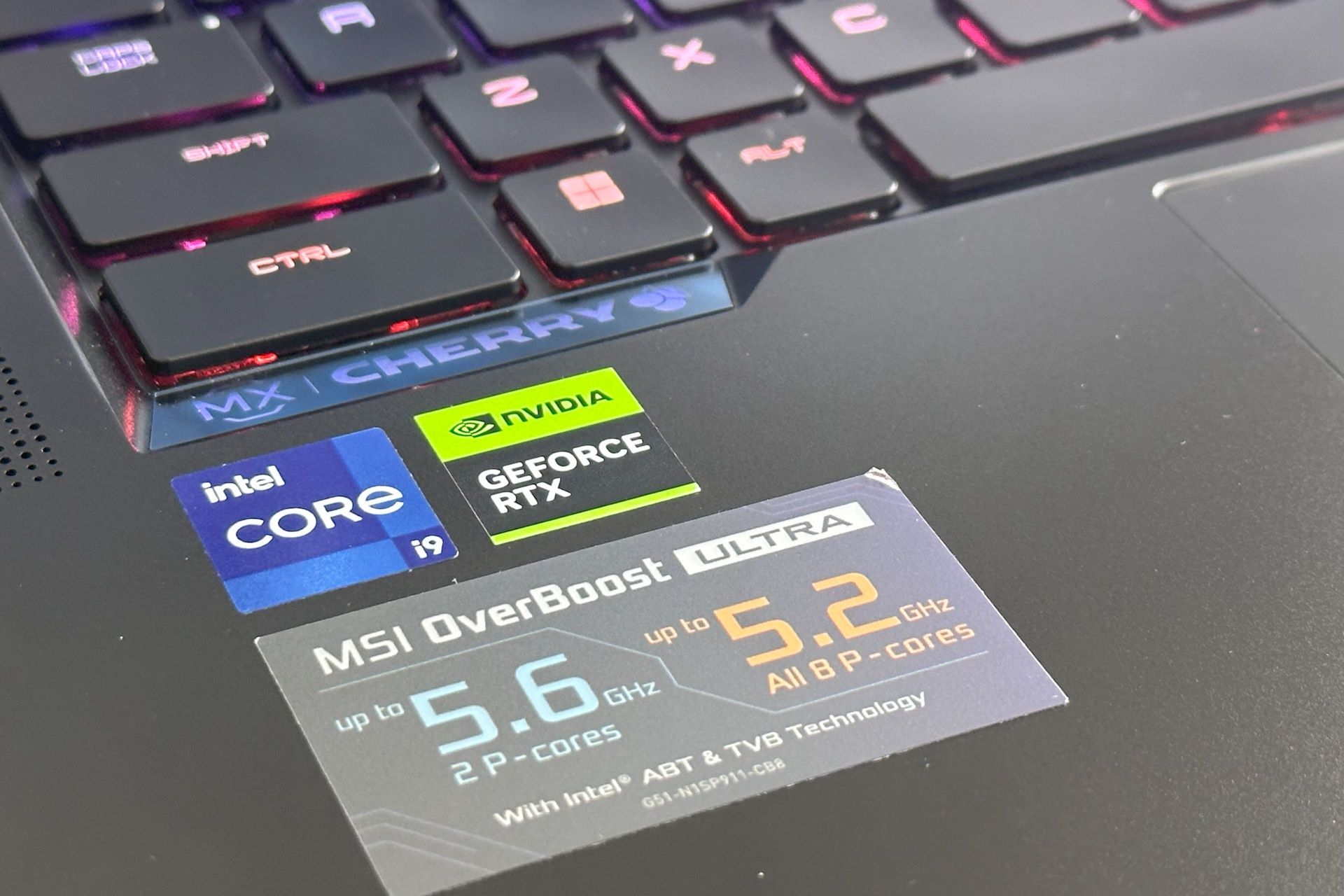 MSI Titan GT77 HX 13V - NVIDIA + Intel