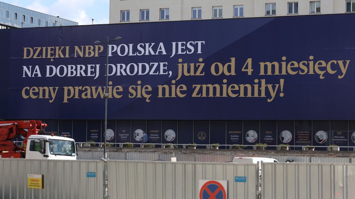 Nowy baner na siedzibie Narodowego Banku Polskiego ma prawie 120 m długości