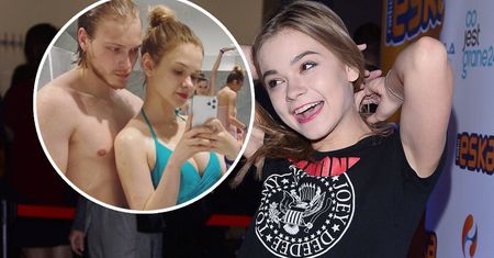 Julia Wróblewska pozuje w bikini. W basenowej szatni towarzyszy jej ukochany chłopak
