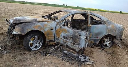 Kręcili "bączki", aż doprowadzili do pożaru auta. Mercedes doszczętnie spłonął