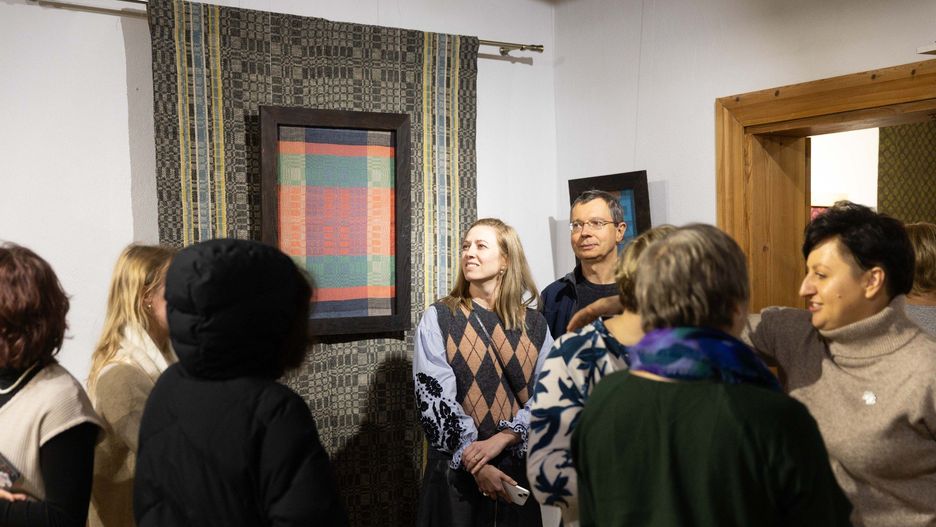 16-11-2025 BIALYSTOK MKL SKANSEN MUZEUM KULTURY LUDOWEJ WYSTAWA TKANIN STUDIA NAD UNOWOCZESNIENIEM TKANINY LUDOWEJ FOT. WOJCIECH WOJTKIELEWICZ / KURIER PORANNY GAZETA WSPOLCZESNA / POLSKA PRESS