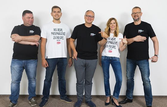 Dziennikarze „Do Rzeczy” promują koszulki Red is Bad z hasłem „Nie będę przepraszać za Polskę”