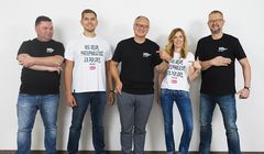 Dziennikarze „Do Rzeczy” promują koszulki Red is Bad z hasłem „Nie będę przepraszać za Polskę”