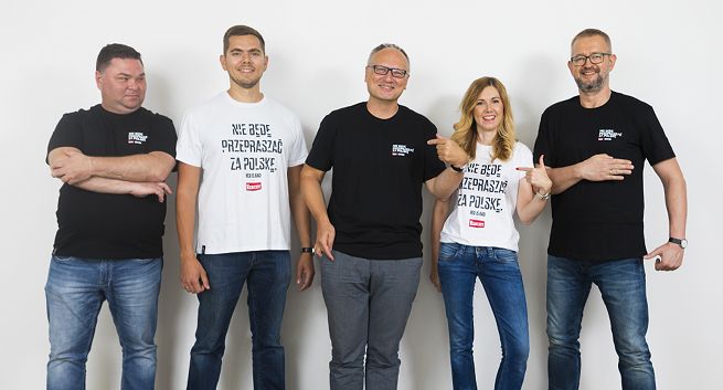 Dziennikarze „Do Rzeczy” promują koszulki Red is Bad z hasłem „Nie będę przepraszać za Polskę”