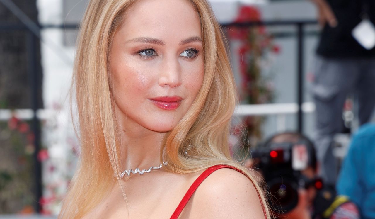 Szpilki? Nic z tego. Jennifer Lawrence podciągnęła sukienkę i pokazała nietypowe obuwie