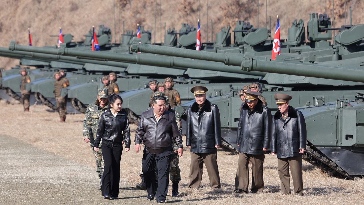 Kim Dzong Un ze swoją córką na poligonie 