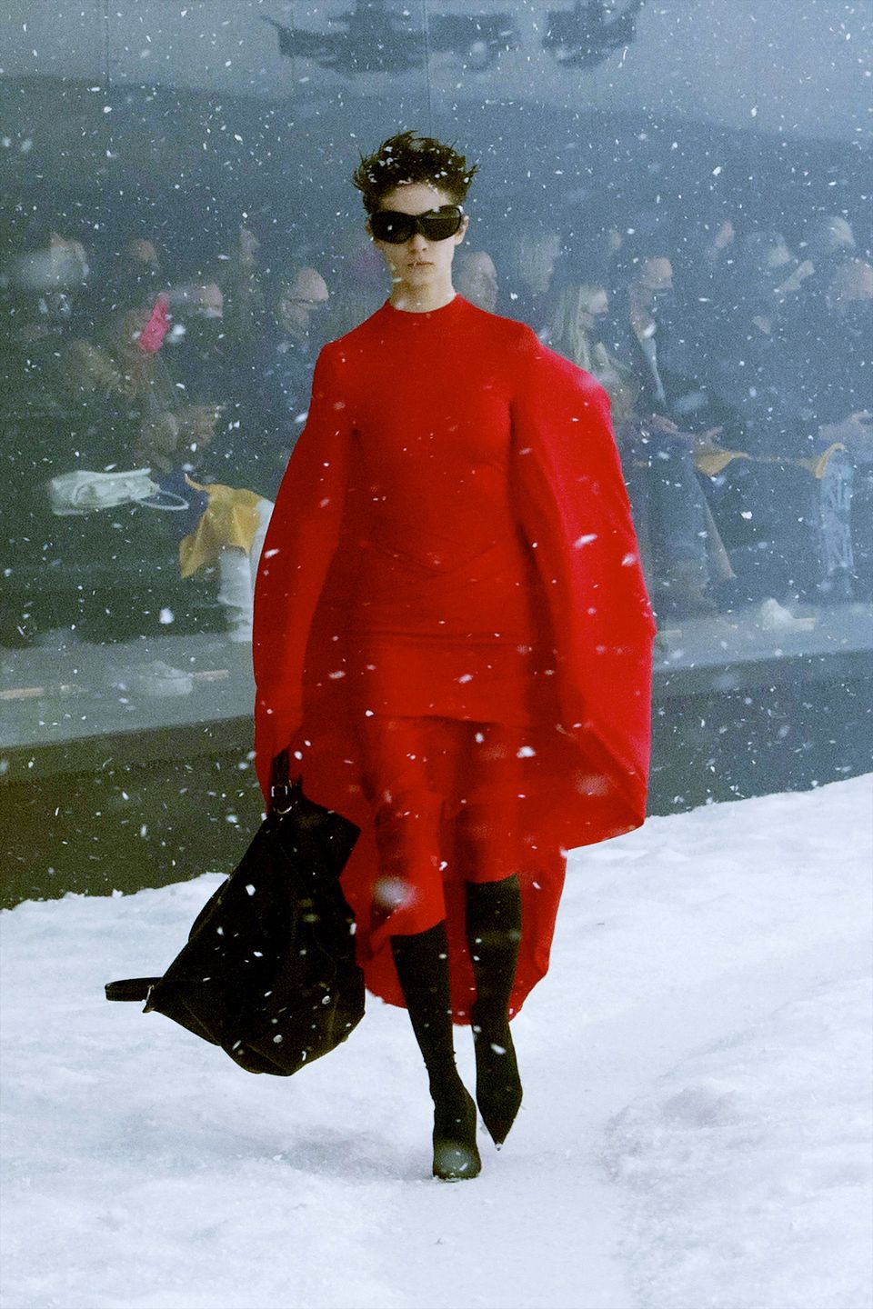 Wyjątkowy pokaz Balenciagi. Modelki i modele szli w śnieżnej zamieci