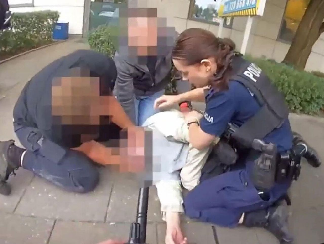 Toruń: Policjanci uratowali życie mężczyzny, który zasłabł na ulicy