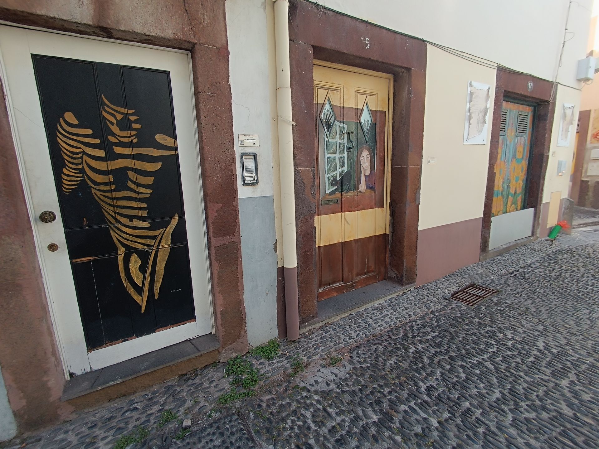 Madera: Zona Velha - stare miasto z malowanymi drzwiami