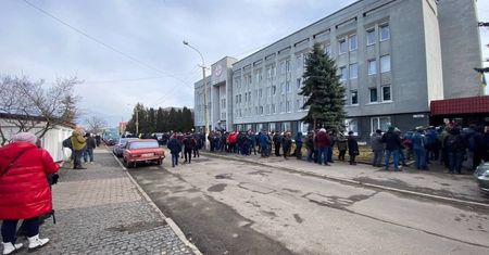 Gigantyczne kolejki. Ukraińcy chcą bronić ojczyzny